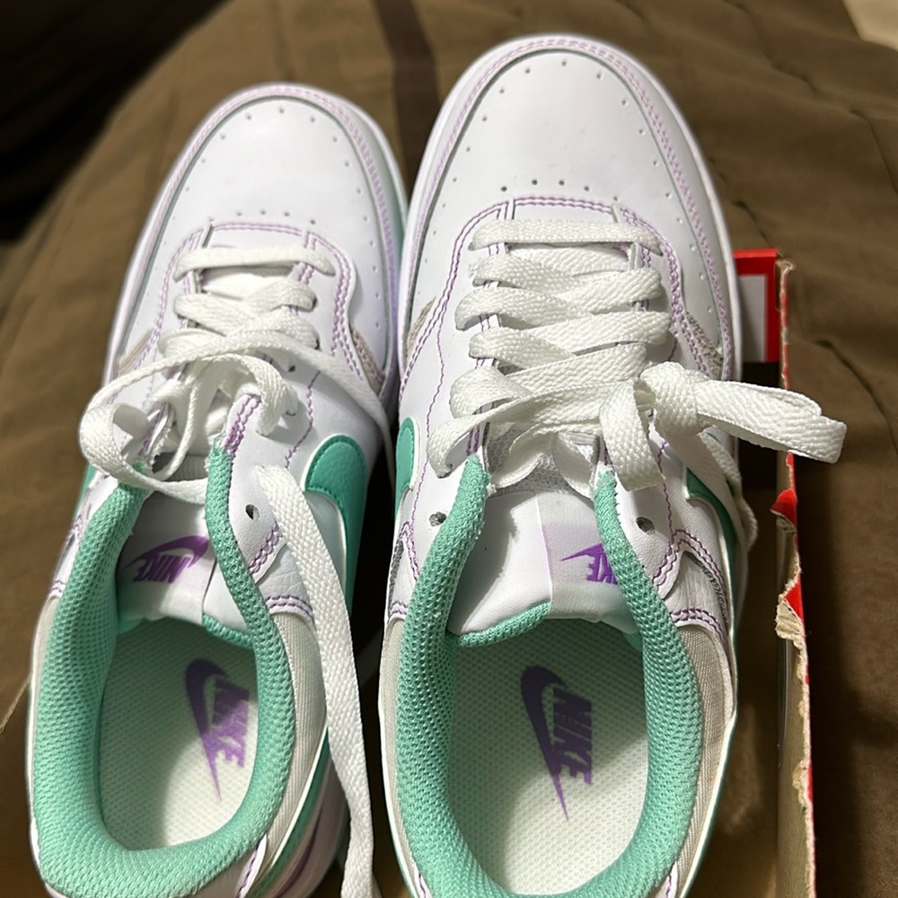 Nike women/girls size 7 new sneakers
